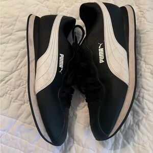 Puma men’s black and white sneakers size 9.5 like new